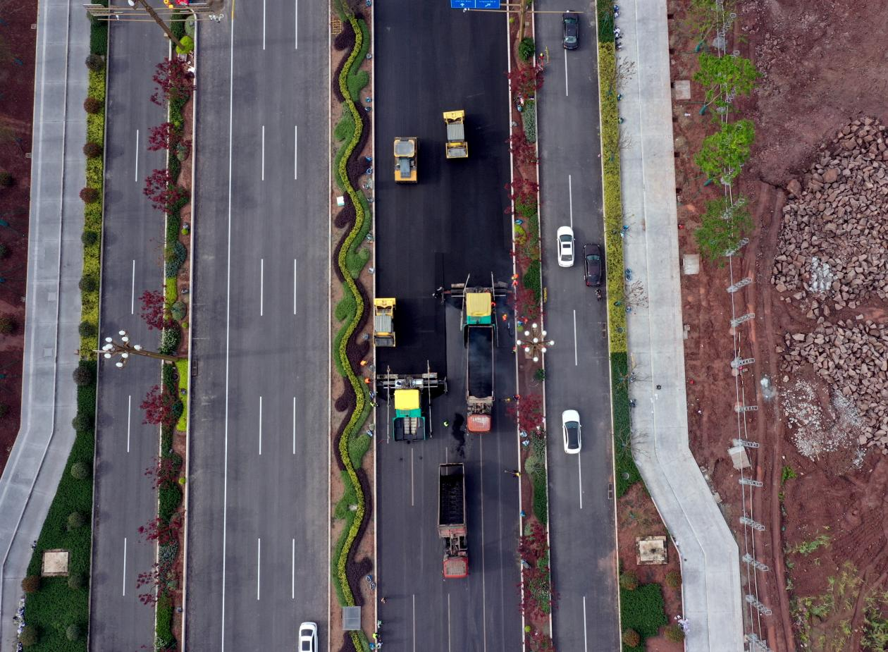 四川广安:賨城大道主道实施沥青面层摊铺施工(图1) 图片1.png