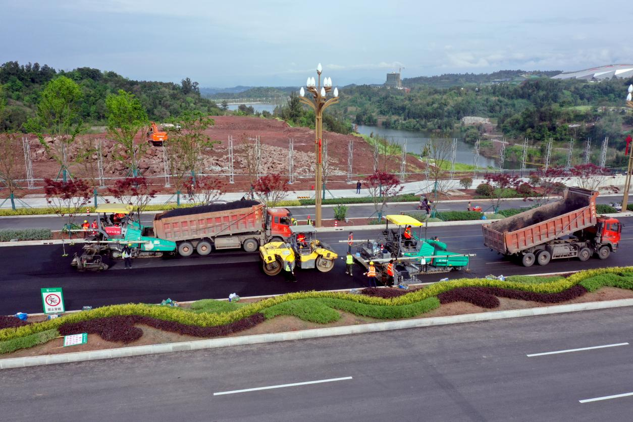 四川广安:賨城大道主道实施沥青面层摊铺施工(图2) 图片2.png