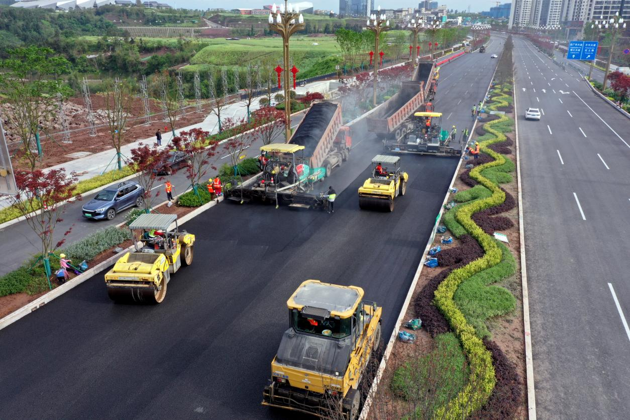 四川广安:賨城大道主道实施沥青面层摊铺施工(图3) 图片3.png