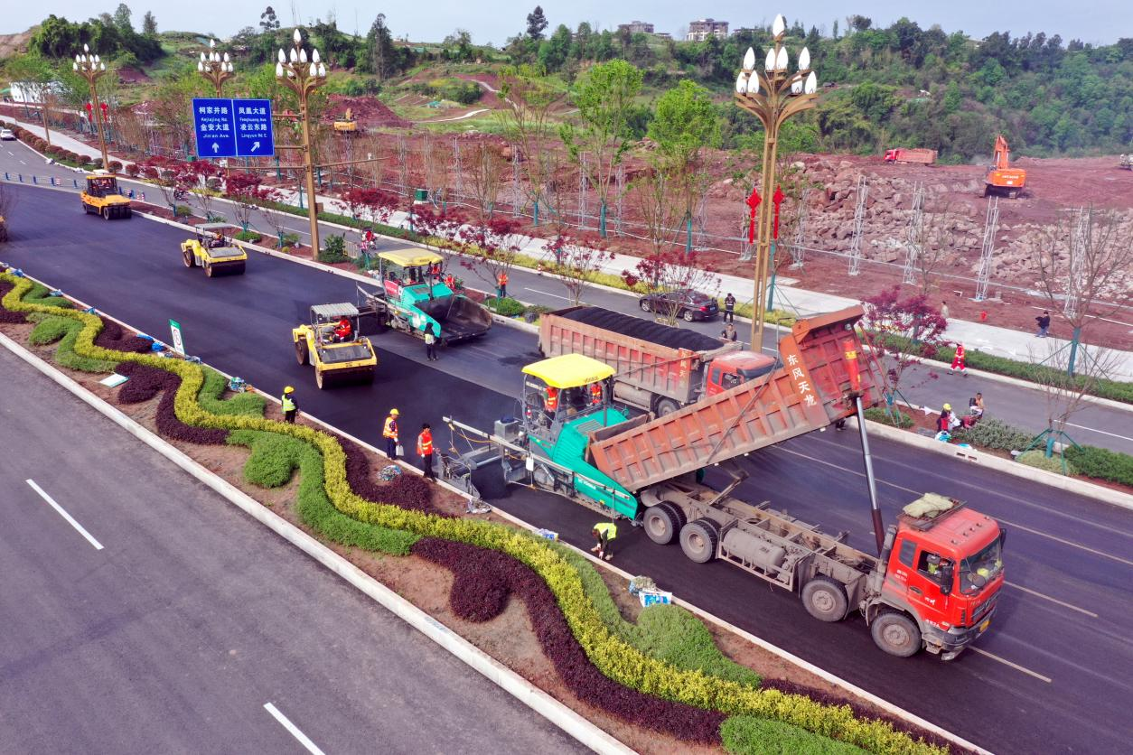 四川广安:賨城大道主道实施沥青面层摊铺施工(图4) 图片4.png