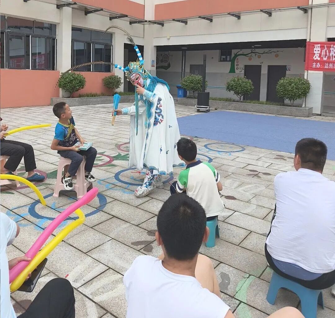 “爱心相伴成长•守护缤纷童心”——文化惠民活动走进达州市达川区特殊教育学校(图3) 3.jpg
