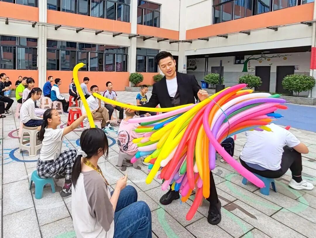 “爱心相伴成长•守护缤纷童心”——文化惠民活动走进达州市达川区特殊教育学校(图4) 4.jpg