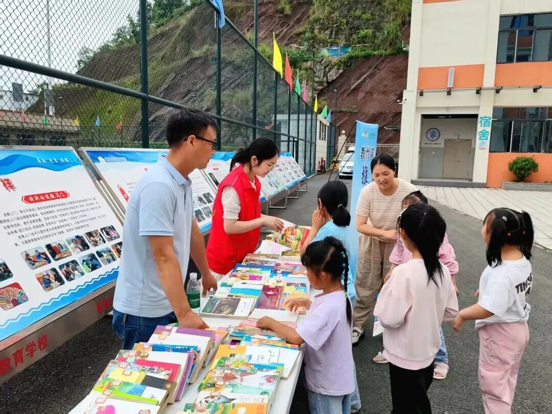 “爱心相伴成长•守护缤纷童心”——文化惠民活动走进达州市达川区特殊教育学校(图5) 5.jpg