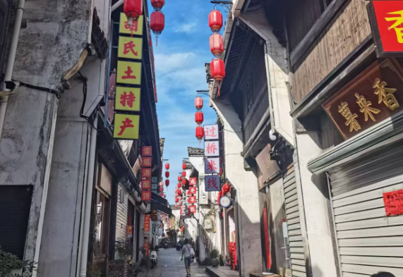 黄山美食中的传奇,藏在徽州岩寺老街的烟火里 岩寺中街9号万记,薄皮一抿,鲜透百年(图3) 666.png