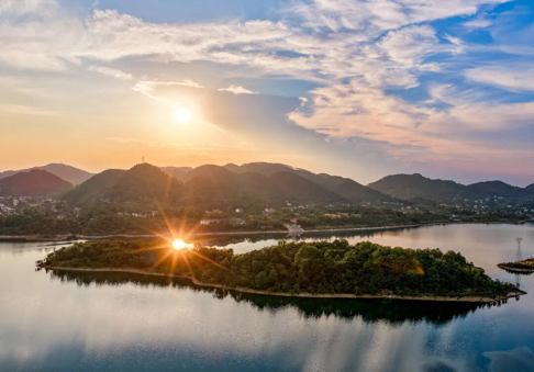 四川华蓥山天池夕照美如画,生态治理擦亮“高山明珠”底色(图2) 四川华蓥山天池夕照美如画,生态治理擦亮“高山明珠”底色(图2)