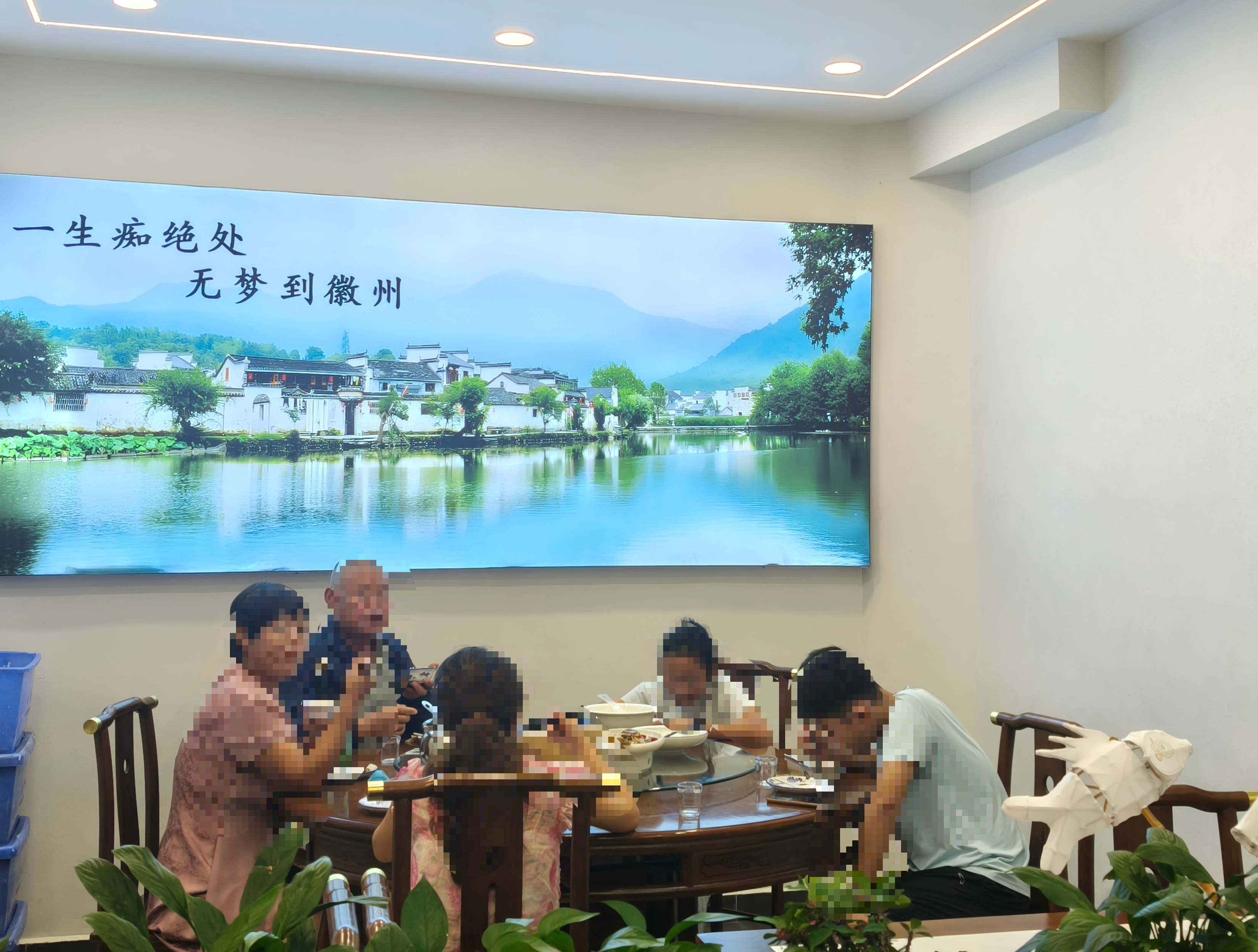 在屯溪老街,哪里能吃到正宗又实惠的徽菜?“黄山好人”洪广佳的两家店给出了答案(图2) 在屯溪老街,哪里能吃到正宗又实惠的徽菜?“黄山好人”洪广佳的两家店给出了答案(图2)