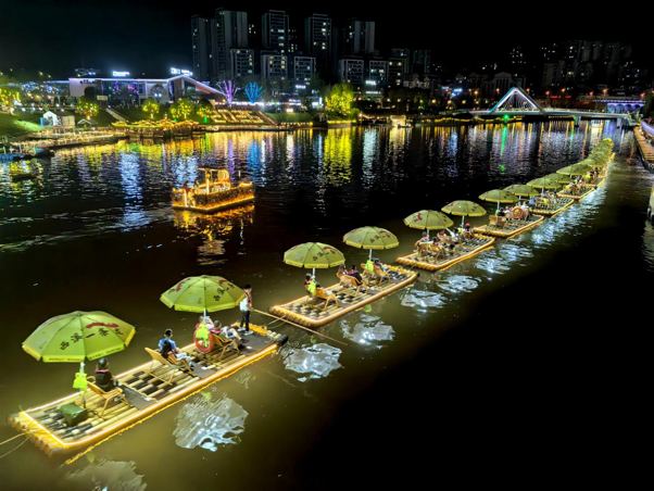 四川广安：百米“巨龙”竹筏夜游賨城 激活“双节”文旅夜经济(图1)