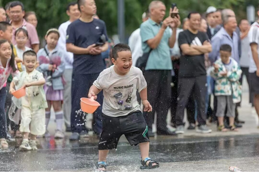 四川达州:非遗专栏:耍水龙(图3) 微信图片_2026-04-08_204222_433.jpg